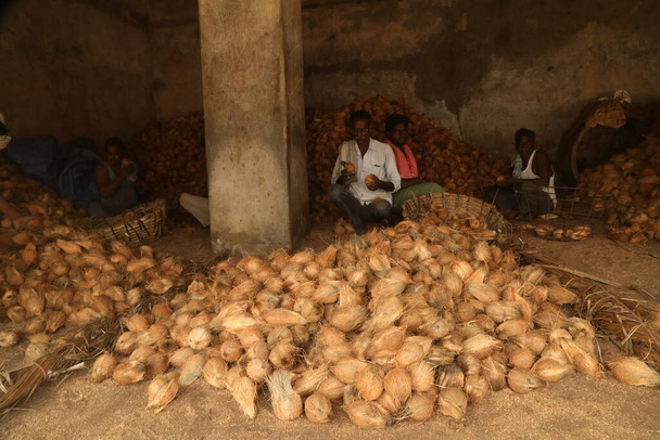 Trabajadores indios de la fábrica de coco - Foto, Imagen