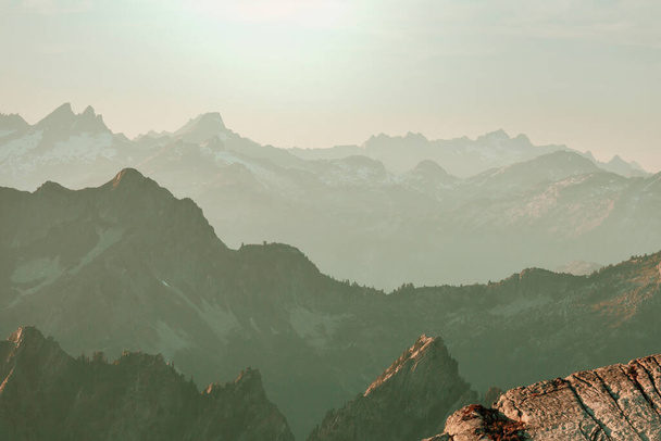 Magnifique sommet montagneux dans la chaîne des Cascades du Nord, Washington, USA - Photo, image
