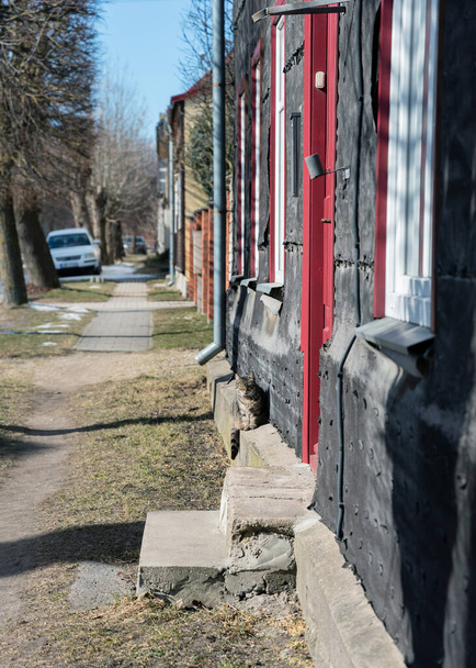Вид на старую улицу в весеннее время. - Фото, изображение