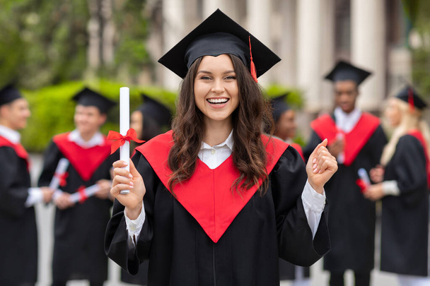 Συναισθηματική νεαρή φοιτήτρια κάνει πάρτι αποφοίτησης, χαρούμενα ουρλιάζοντας - Φωτογραφία, εικόνα