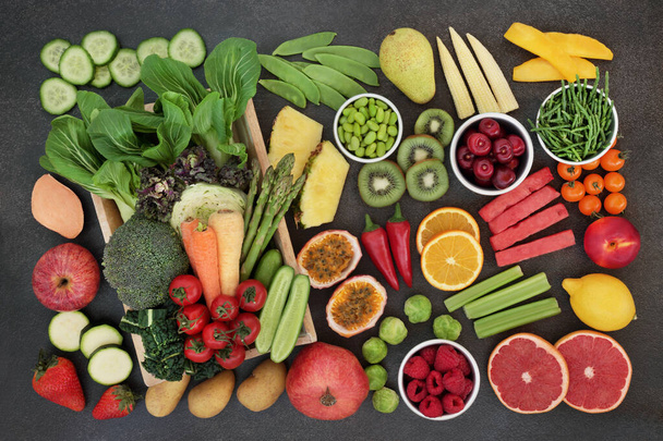 Tiszta táplálkozás magas rosttartalmú élelmiszerek az egészséges emésztőrendszer gyümölcsök és zöldségek is magas antioxidánsok, antocianinok, vitaminok, ásványi anyagok és fehérjék. Egészségügyi koncepció. Lapos pala.   - Fotó, kép