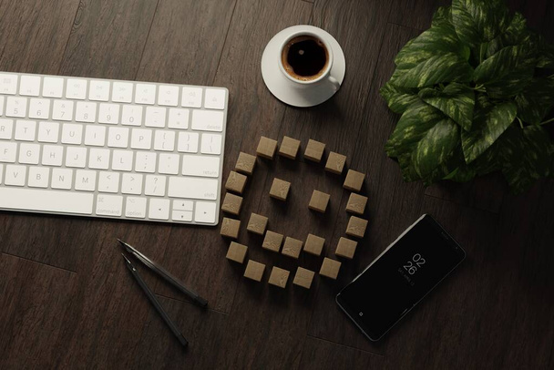 Puukuutiot, joissa on kuva onnellisista tunnekuvakkeista pöydällä näppäimistöllä, kahvilla, kynällä, älypuhelimella - Valokuva, kuva