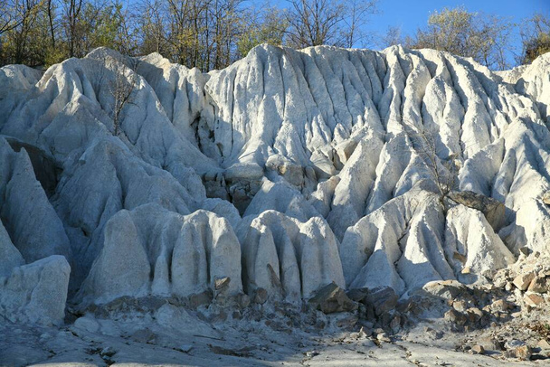Каолінський родовище - скеля, що складається переважно з каолініту, білого кольору в Миколаївській області, Україна. - Фото, зображення