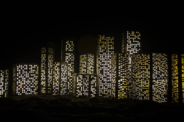 Edificios de ciudad de estilo de dibujos animados. Miniaturas realistas de edificios urbanos con luces. fondo. Ciudad decorativa. Enfoque selectivo - Foto, imagen