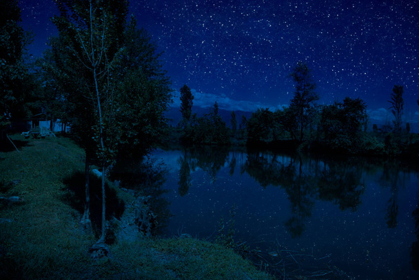Linnunrata järven yllä kesäyönä, kirkas taivas kuutamolla. Azerbaidzan luonto - Valokuva, kuva