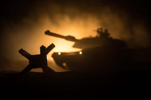 Háborús koncepció. Páncélozott jármű sziluett harci jelenet háborús ködös ég háttér éjjel. Amerikai tank harcra kész. Alkotói dekoráció - Fotó, kép