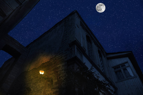 Oude straten 's nachts. Volle maan boven de stad 's nachts, Bakoe Azerbeidzjan. Grote volle maan schijnt helder over gebouwen - Foto, afbeelding