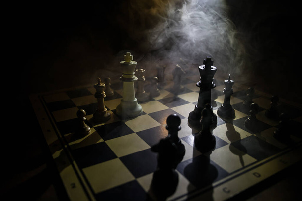 juego de mesa de ajedrez para ideas y competencia y estrategia, concepto de éxito empresarial. Figuras de ajedrez en la oscuridad. Enfoque selectivo - Foto, imagen