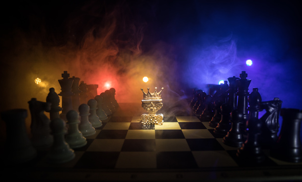 Krásná královna / král koruny na šachovnici. šachová hra koncepce podnikatelských nápadů a koncepce soutěžních a strategických nápadů. Šachové figurky na tmavém pozadí s kouřem a mlhou. Selektivní zaměření - Fotografie, Obrázek
