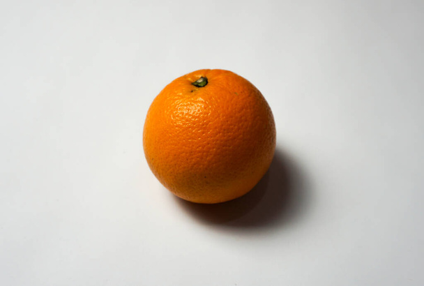Świeża pomarańcza na białym tle. - Zdjęcie, obraz