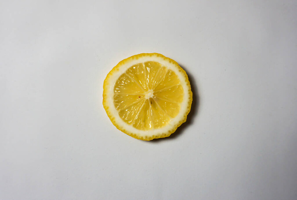 Citronový klín na bílém pozadí. - Fotografie, Obrázek
