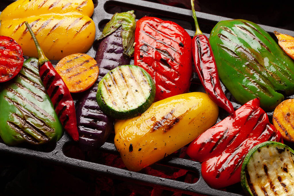 Grillezett zöldség főzés széngrillezőn fűszerekkel és fűszernövényekkel - Fotó, kép
