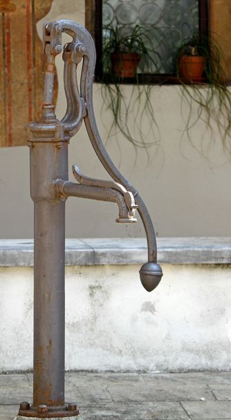 fontana nel chiostro del convento dei religiosi
 - Foto, immagini