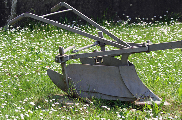 robustes Stück alter Eisenpflug zum Pflügen des Landes - Foto, Bild