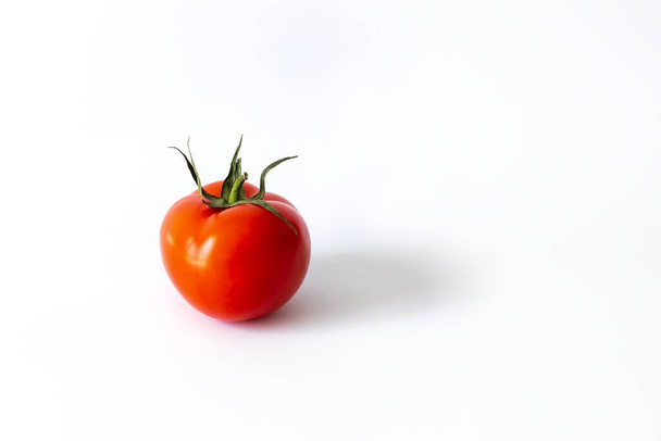 白い背景に赤いトマトが1つ、孤立した野菜 - 写真・画像