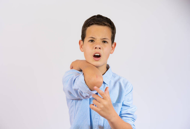 Little kid with painful gesture isolated over white background - Fotó, kép