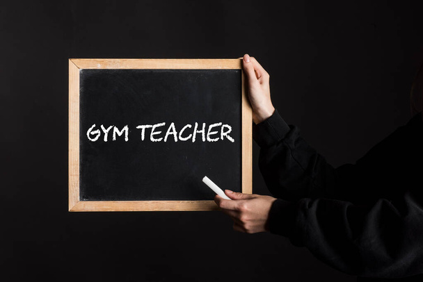 profesor de gimnasia en la escuela signo de deportes, educación física y ejercicio - Foto, imagen