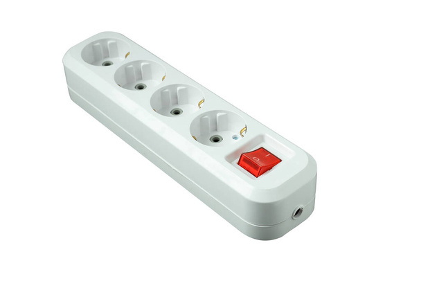 Ceci est un séparateur électrique pour quatre prises avec un bouton d'alimentation. Isolé sur fond blanc. Protecteur de surtension blanc avec bouton rouge. - Photo, image
