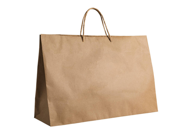 Пустой коричневый пакет с изолированным на белом фоне. Коричневая сумка для покупок. - Фото, изображение
