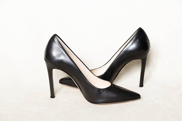 μαύρα γυναικεία ψηλοτάκουνα παπούτσια σε λευκό φόντο, γυναικεία παπούτσια - Φωτογραφία, εικόνα