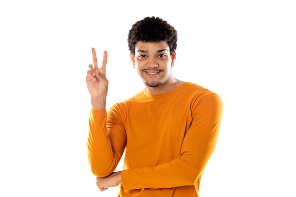 Χαριτωμένος Αφροαμερικάνος με αφρο χτένισμα φορώντας πορτοκαλί μπλουζάκι απομονωμένο σε λευκό φόντο. - Φωτογραφία, εικόνα