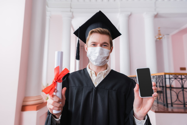 Absolwent maski medycznej ze smartfonem i dyplomem  - Zdjęcie, obraz