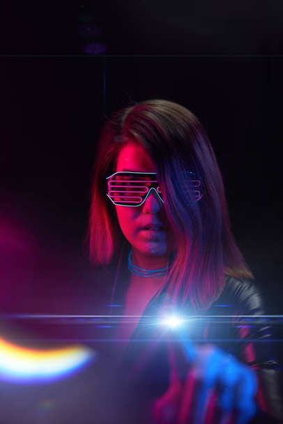 Cyberpunk estilo retrato de bela jovem mulher em traje futurista. - Foto, Imagem