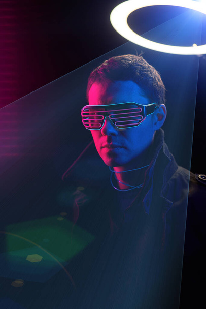 Retrato de hombre en traje futurista estilo cyberpunk. - Foto, imagen