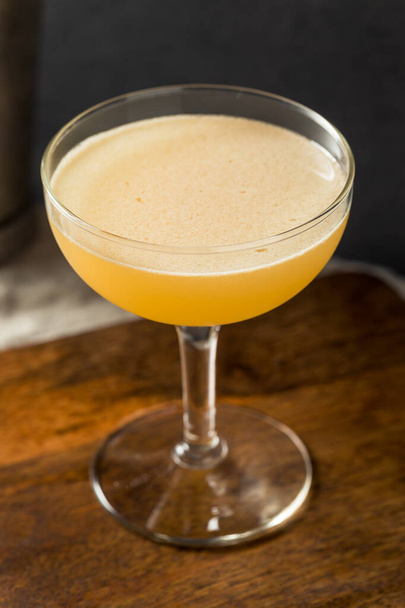 Refreshing Boozy Whiskey Daisy Cocktail with Lemon - Zdjęcie, obraz