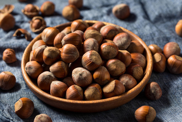 Raw Organic Unshelled Hazelnuts in a Bowl - Foto, immagini