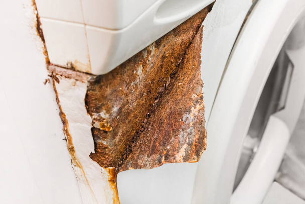 Rusty loupání rohová vrstva ze staré rozbité pračky. Koncept opotřebení domácích spotřebičů. - Fotografie, Obrázek