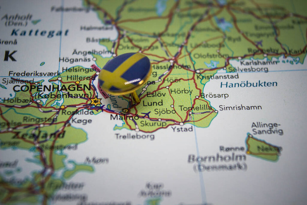 Lund fixado em um mapa com a bandeira da Suécia - Foto, Imagem