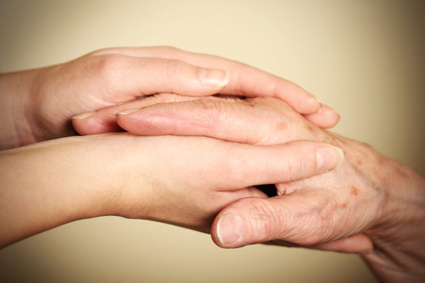 Obrázek staré a mladé ruce symbolizující pomoc a lásku - Fotografie, Obrázek
