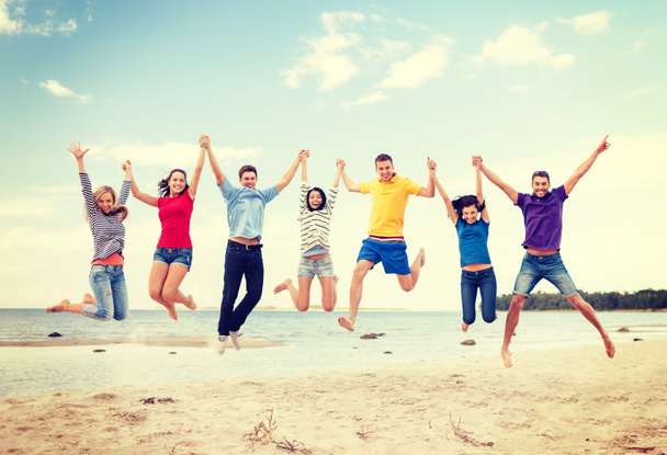 groupe d'amis sautant sur la plage
 - Photo, image