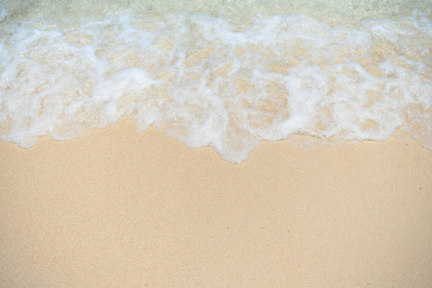 Hermosa playa de arena clara y mar tropical azul claro. Suave ola de océano azul en la playa de arena. Agua salada, agua clara. Marítimo. - Foto, imagen