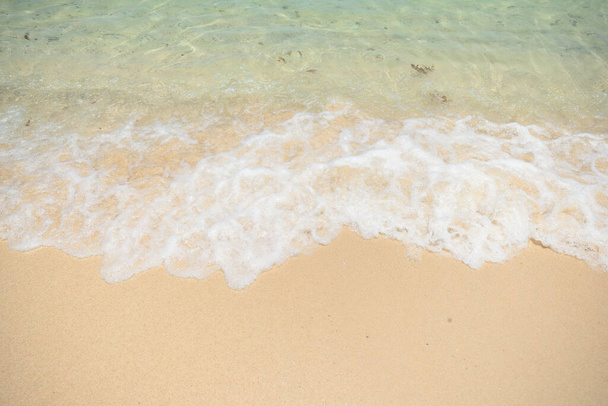 Hermosa playa de arena clara y mar tropical azul claro. Suave ola de océano azul en la playa de arena. Agua salada, agua clara. Marítimo. - Foto, imagen
