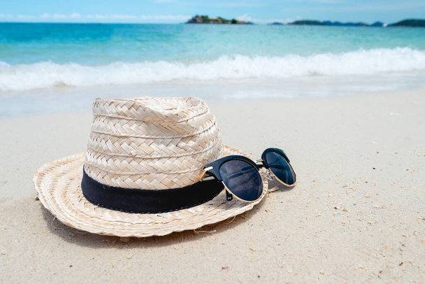 Deniz zemininde siyah güneş gözlüğü. Yaz tatili, seyahat ve tatil konsepti olarak güzel kumsal. Tatil konsepti. İleti için alanı kopyala. - Fotoğraf, Görsel