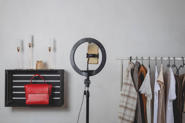 Equipo de iluminación de lámpara de anillo para blogger en estudio de estilista de moda - Foto, Imagen