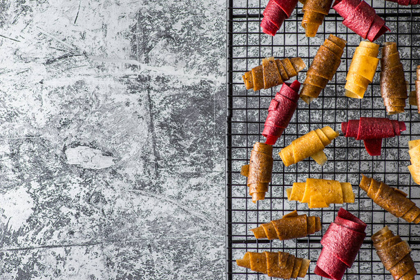 berry pastille on a grid on a gray background - Foto, Imagen
