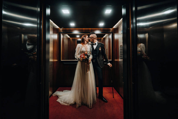 Stylish wedding couple in the interior. Glamorous bride and groom. - Foto, imagen