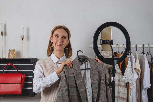 Kobieta millenium moda stylista nagrywa wideo mody na smartfonie z lampą pierścień - Zdjęcie, obraz