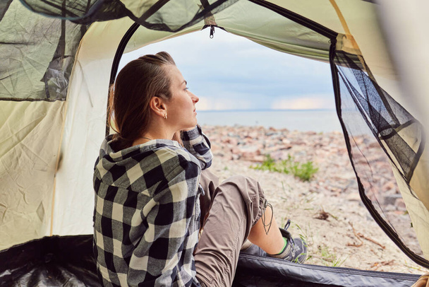 girl hiker in a tent mountains in the background - Photo, Image