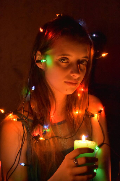 menina com uma vela à noite, - Foto, Imagem