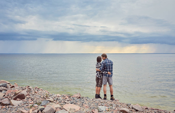Joyeux couple au bord d'un lac à la campagne - Photo, image