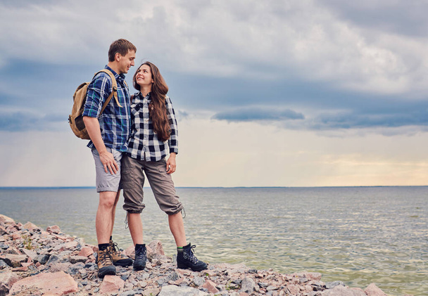 冒険、旅行、観光、ハイキング、人々のコンセプト-バックパックを屋外で笑顔のカップル - 写真・画像
