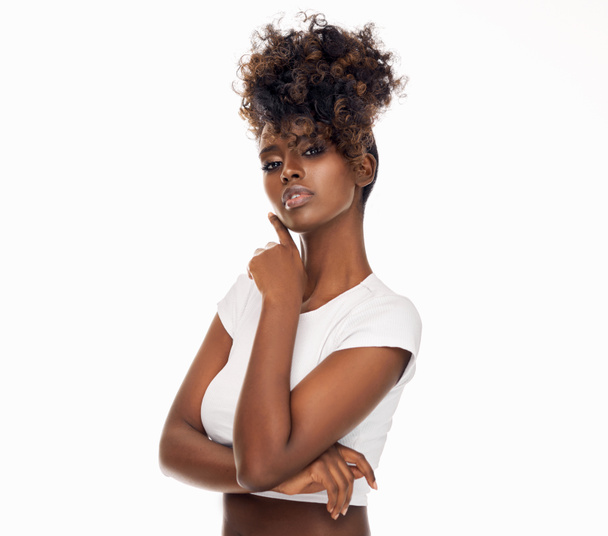 Retrato de atractiva mujer negra con pelo afro aislado sobre fondo blanco - Foto, Imagen