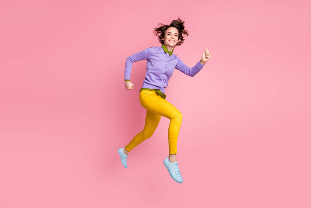 full size profilo lato foto di ragazza salto correre veloce autunno sconti indossare scarpe da ginnastica isolato colore pastello sfondo - Foto, immagini