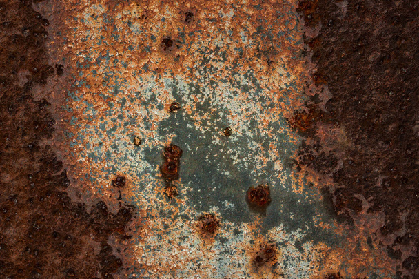 πολύχρωμο μοτίβο του παλιού ραγισμένου χρώματος σε σκουριασμένο μέταλλο close-up συναρπαστικό αφηρημένο βιομηχανικό υπόβαθρο για το σχεδιασμό - Φωτογραφία, εικόνα