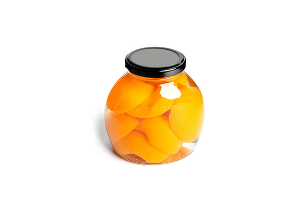 Персики консервовані в скляній банці. Солодкі персики в сиропі ізольовані на білому тлі
. - Фото, зображення
