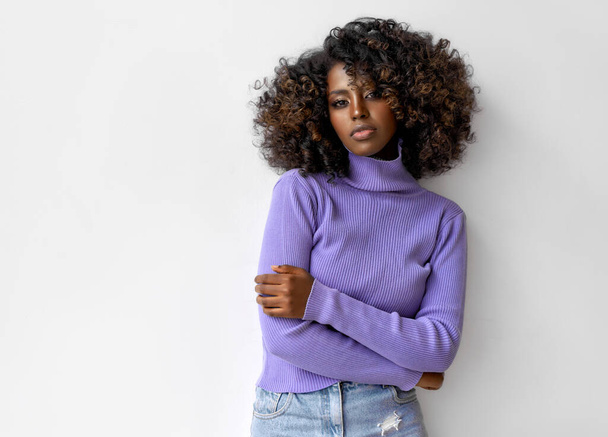 Portrait of beautiful black girl wear turtleneck with afro hairstyle - Foto, afbeelding